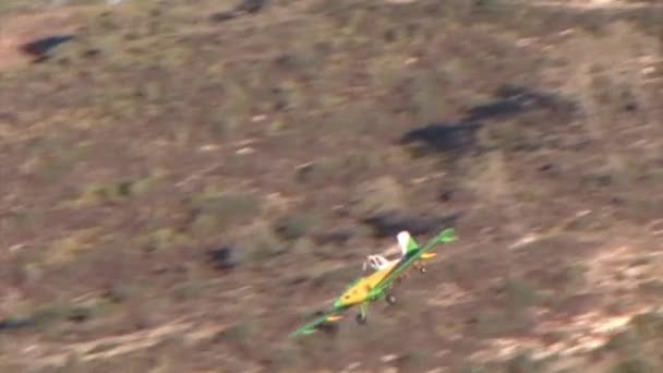 Vuur Gevechten Vliegtuig Spuiten Brandblusser Het Branden Van Bos Mount — Stockvideo