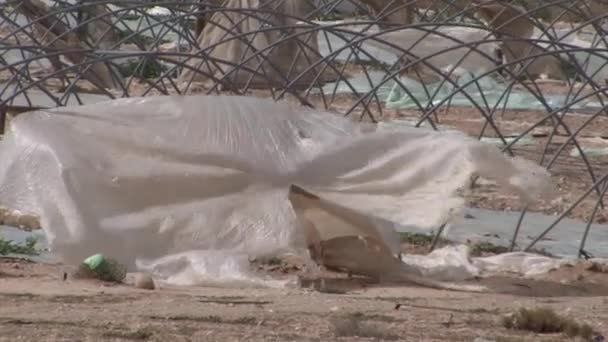 イスラエル死海の海岸沿い 破れた温室のビューを閉じる — ストック動画