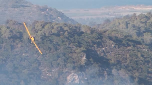 燃える森林 カルメル山 イスラエルに平面スプレーの消火を戦闘を火します — ストック動画