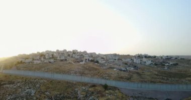 Ayırma çit Doğu Kudüs'ü İsrail'in panoramik manzaralı