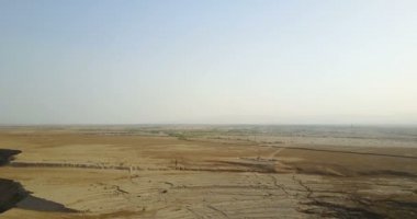 Sıcak ve kurak Güney Ürdün Vadisi'nin panoramik görünüm