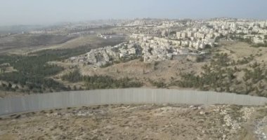 Ayırma çit Doğu Kudüs'ü İsrail'in panoramik manzaralı