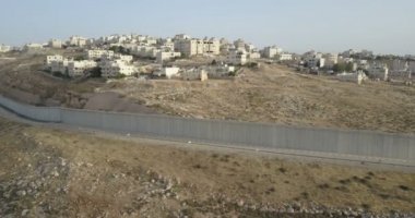 Ayırma çit Doğu Kudüs'ü İsrail'in panoramik manzaralı