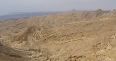Eilat dağların panoramik görünüm'ün altındaki mavi gökyüzü, İsrail