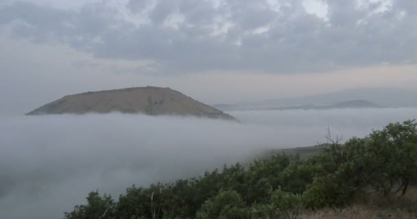 Удивительный Вид Горы Голубым Облачным Небом — стоковое видео