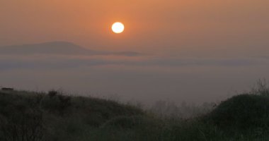 Doğal kırmızı gündoğumu görünümünde Golan Tepeleri, İsrail
