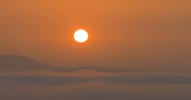 Doğal kırmızı gündoğumu görünümünde Golan Tepeleri, İsrail