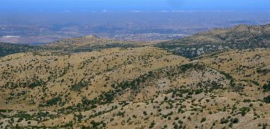 Mavi bulutlu gökyüzü ve oaks alan inanılmaz dağ manzaralı