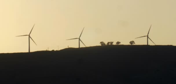 以色列约旦河谷杭白菊 Zirin 的风力涡轮机剪影 — 图库视频影像