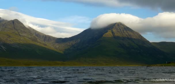 Schilderachtig Uitzicht Van Bla Bheinn Shrouded Met Wolken Isle Skye — Stockvideo