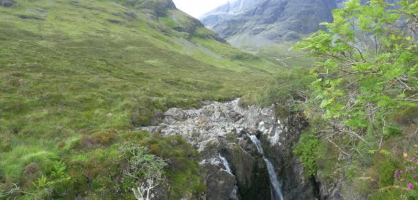 布拉贝因 瀑布在山谷 斯凯岛 苏格兰 — 图库视频影像