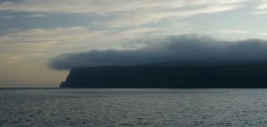 Deniz kayalıklarla, Isle of Batı bulutlar, İskoçya coastin Skye