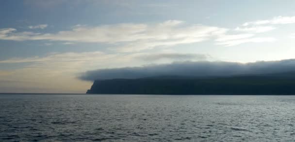 Στη Θάλασσα Βράχια Του Isle Skye Δυτικά Coastin Σύννεφα Σκωτία — Αρχείο Βίντεο