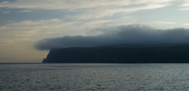 Deniz Kayalıklarla Isle Batı Bulutlar Skoçya Coastin Skye — Stok video