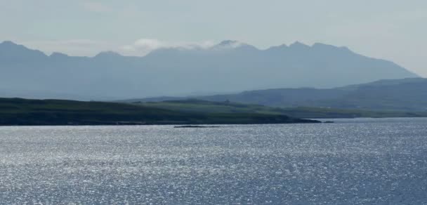 Vue panoramique de l'île de Skye sous le ciel bleu, Écosse 