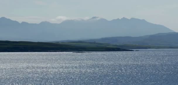 青い空 スコットランドの下でスカイ島の風光明媚なビュー — ストック動画