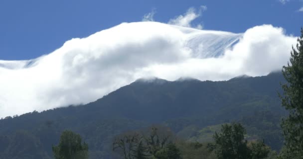 青い曇り空と素晴らしい山の景色 — ストック動画