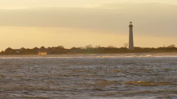 日没で アメリカのケープ メイ灯台の風光明媚なビュー — ストック動画