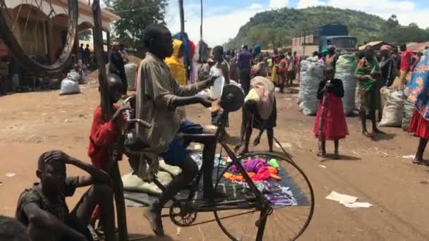 Karamoja Bambino Nel Mercato Coltelli Affilati Uganda — Video Stock