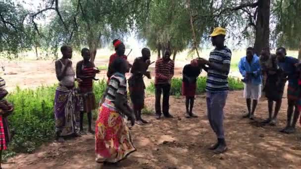 Karamoja Människor Hoppar Och Dansar Välkomstceremoni Uganda Afrika — Stockvideo