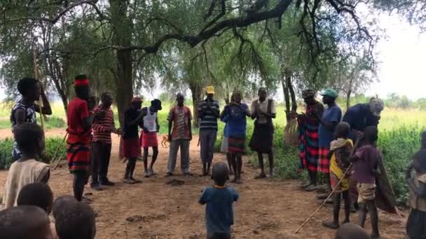 Karamoja Pueblo Saltando Bailando Ceremonia Bienvenida Uganda África — Vídeos de Stock