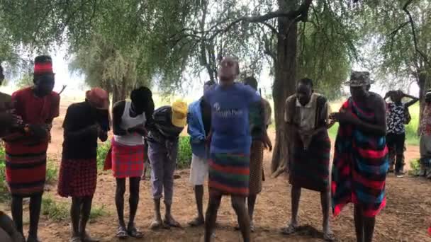 Karamoja Pueblo Saltando Bailando Ceremonia Bienvenida Uganda África — Vídeos de Stock