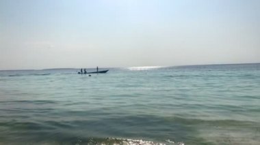 Uganda'da teknede insanlar