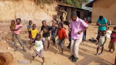 Uganda Yetim çocuklar dans ve sokakta şarkı 