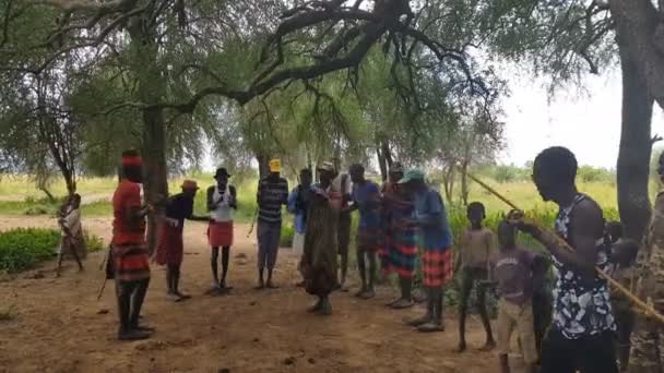 Karamoja Kmen Skákat Tancovat Uvítací Ceremonie — Stock video