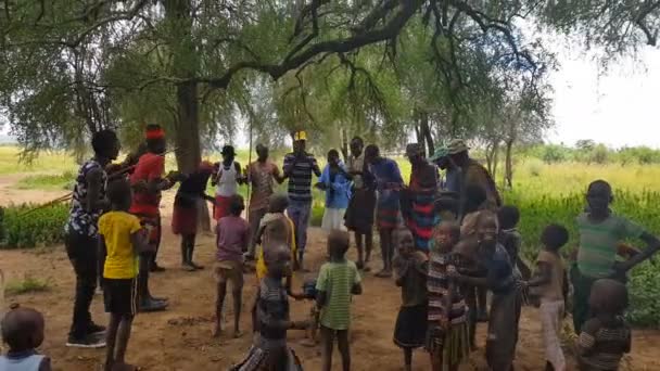 Tribu Karamoja Saltando Bailando Ceremonia Bienvenida — Vídeos de Stock