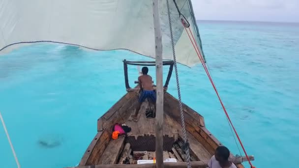 Hombres Africanos Navegando Barco Viejo Con Mar Azul — Vídeo de stock