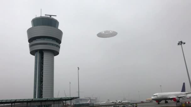 Flying Saucer Hovering Close Airport Tower Fly Upvideo Compositing Simula — Vídeo de Stock