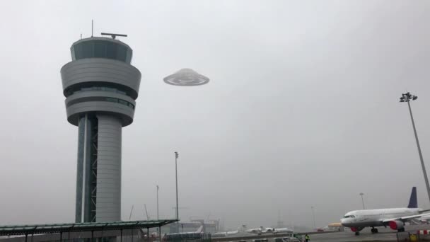 Vliegende Schotel Zweven Dicht Bij Luchthaven Toren Vliegen Upvideo Compositing — Stockvideo