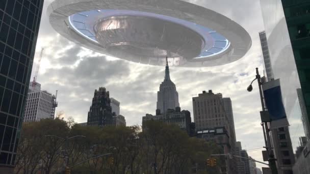 Nave Espacial Alienígena Revoloteando Sobre Edificios Ciudad Nueva Yorkvideo Compositing — Vídeo de stock