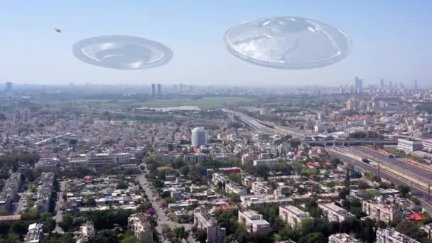 ヘリコプターで大都市を横断するエイリアンソーサー宇宙船3Dイラスト本物のドローン映像で構成 イスラエル テルアビブ — ストック動画