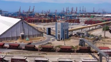 Ashdod Limanı 'na giren yük treni 14 Haziran 2020' de İsrail 'deki Ashdod Limanı' nın havadan görüntüsü.