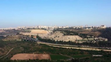 Kudüs Ana Girişi Hava Uçuşu merkezde. Givat Shaul Highway Mezarlığı Dağı ve Akort Köprüsü, İsrail