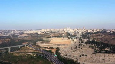 Kudüs Ana Girişi Hava Uçuşu merkezde. Givat Shaul Highway Mezarlığı Dağı ve Akort Köprüsü, İsrail
