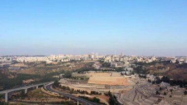 Kudüs Ana Girişi Hava Uçuşu merkezde. Givat Shaul Highway Mezarlığı Dağı ve Akort Köprüsü, İsrail