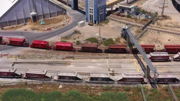 货物列车进入阿什杜德港 2020年6月14日从空中俯瞰以色列阿什杜德港 — 图库视频影像