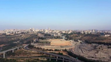 Kudüs Ana Girişi Hava Uçuşu merkezde. Givat Shaul Highway Mezarlığı Dağı ve Akort Köprüsü, İsrail
