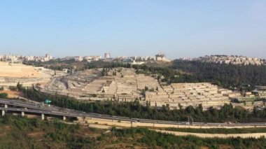 Kudüs Otoyol Trafiği ve Givat Shaul Mezarlığı. Haziran 2020 'de İsrail' in hava görüntüsü