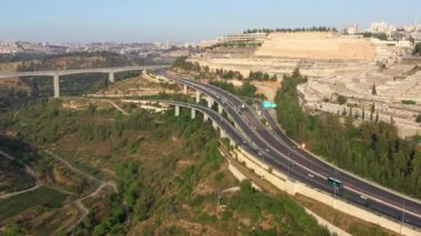 Kudüs Otoyol Trafiği ve Givat Shaul Mezarlığı. Haziran 2020 'de İsrail' in hava görüntüsü