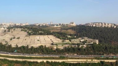 Kudüs Otoyol Trafiği ve Givat Shaul Mezarlığı. Haziran 2020 'de İsrail' in hava görüntüsü