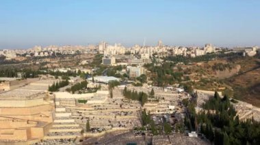 Kudüs Mezarlığı ve Ana Girişi, Givat Shaul Mezarlığı Dağı 'nın Hava Panoraması ve İsrail' in uzaktan Akort Köprüsü