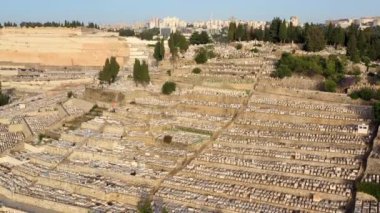 Kudüs Mezarlığı ve Ana Girişi, Givat Shaul Mezarlığı Dağı 'nın Hava Panoraması ve İsrail' in uzaktan Akort Köprüsü