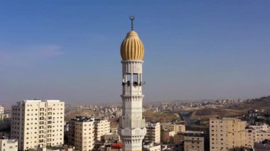 Günbatımında Anata Mülteci Kampı 'ndaki Cami Kulesi minaresi. Cami Kudüs 'teki hoparlörlü hava aracı görüntüleri. 