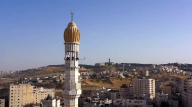 Günbatımında Anata Mülteci Kampı 'ndaki Cami Kulesi minaresi. Cami Kudüs 'teki hoparlörlü hava aracı görüntüleri. 