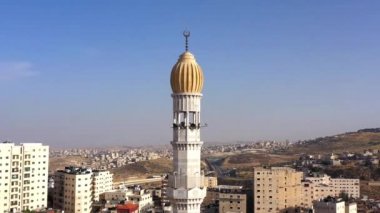 Günbatımında Anata Mülteci Kampı 'ndaki Cami Kulesi minaresi. Cami Kudüs 'teki hoparlörlü hava aracı görüntüleri. 