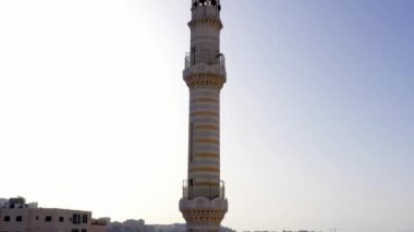 Cami Kulesi minaresi, siluet. Cami Kudüs 'te, güneş ışığıyla parlayan İHA görüntüleri. 